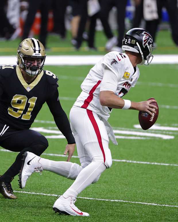 Saints DE Trey Hendrickson chases down Falcons QB Matt Ryan.