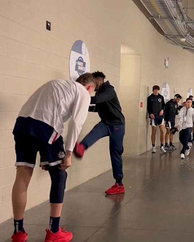 Gonzaga warming up