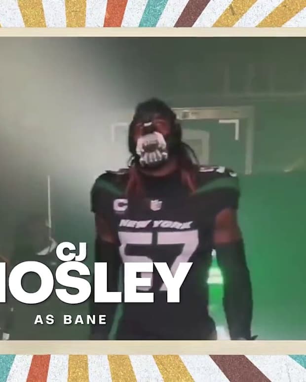 110122-NFL Halloween Outfits