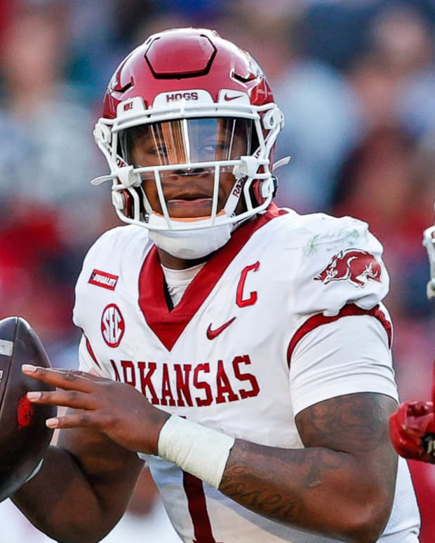 KJ Jefferson looks for an open receiver against Alabama.