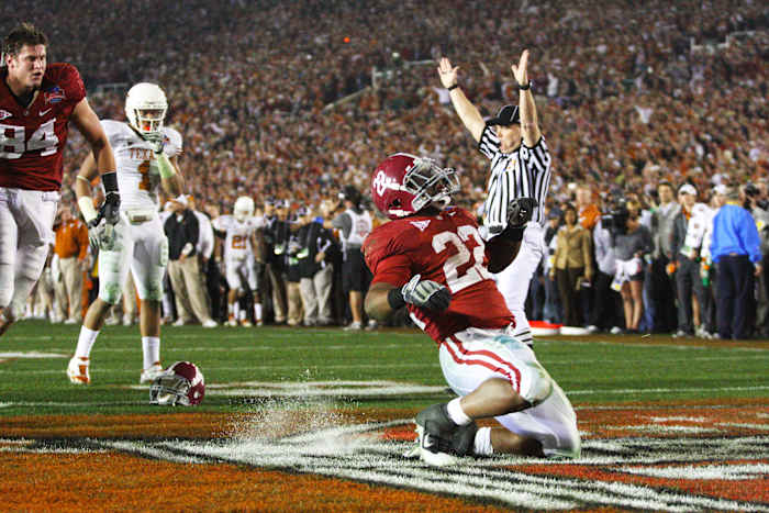 Mark Ingram scores a touchdown to help Alabama win the 2009 national title
