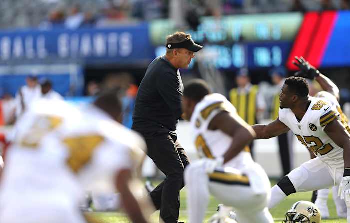 Payton greets his players before this year’s Week 4 Giants game.