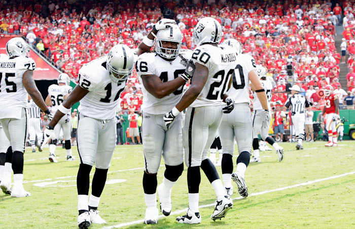 Oren O’Neal (46), with the Raiders in 2009.