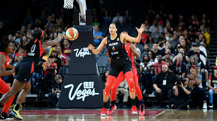 jackie_young_gives_an_entry_pass_to_cambage.jpg