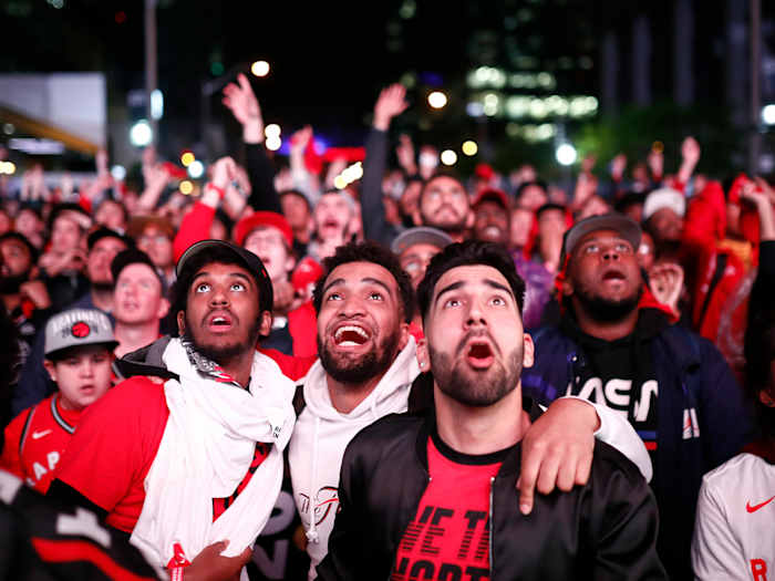 toronto-raptors-fans.jpg
