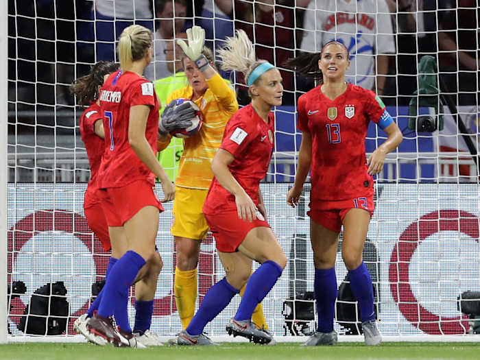 alyssa-naeher-pk-save-teammates-usa-england.jpg