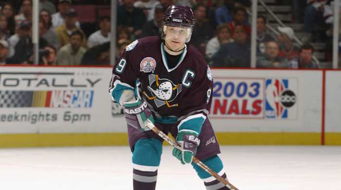 paul-kariya-ducks-number-retired-1300.jpg