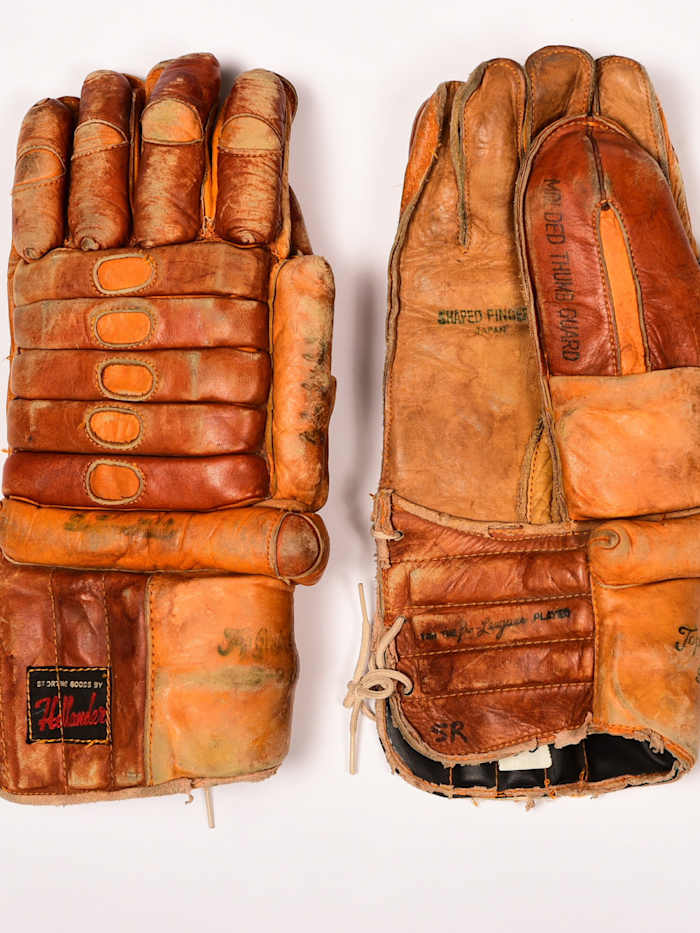 gordie-howe-hockey-gloves.jpg