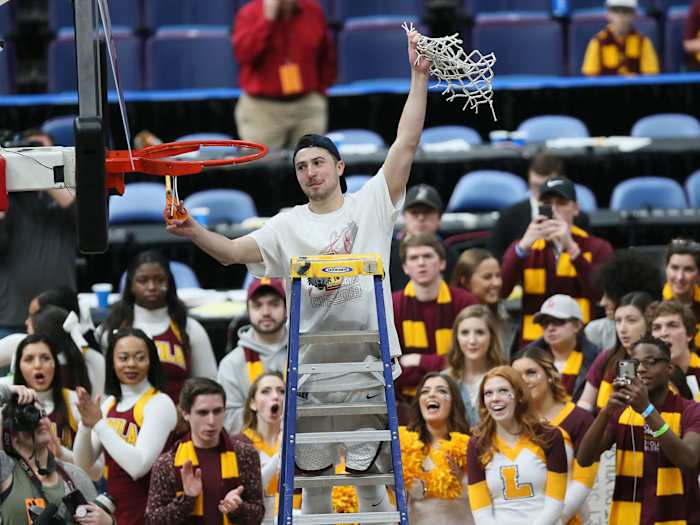 loyola-chicago-cutting-nets.jpg