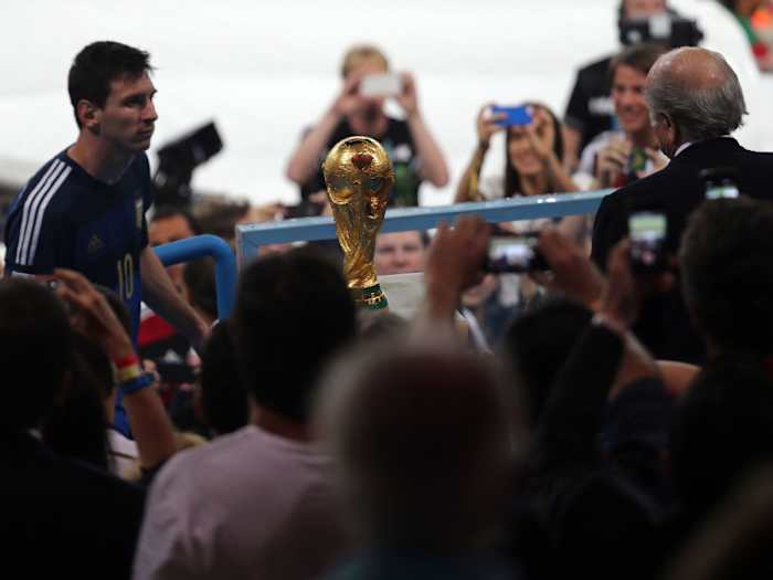 messi-wc-trophy-argentina-2014.jpg