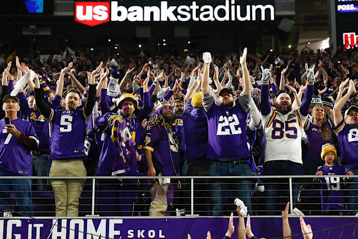 vikings-fans-stadium.jpg