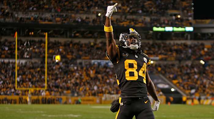 Antonio Brown stirs up the crowd at Titans-Steelers.
