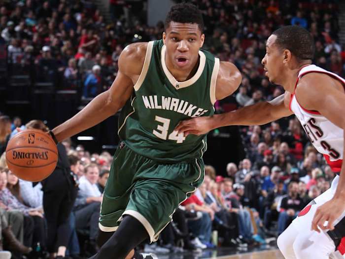 giannis-antetokounmpo-bucks-blazers.jpg