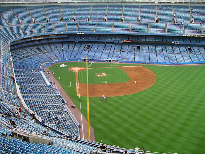 barry-bonds-yankee-stadium.jpg