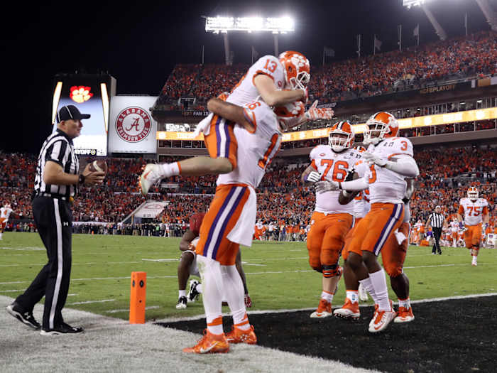 renfrow-touchdown-catch-celebration.jpg