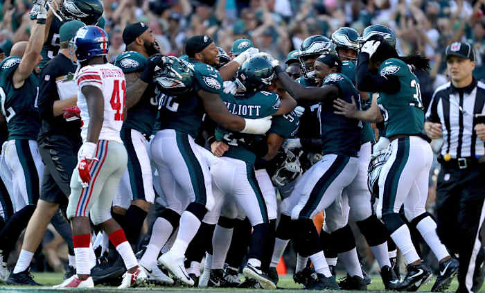 Jake Elliott was mobbed by teammates after his 61-yard field goal gave the Eagles a win over the Giants.