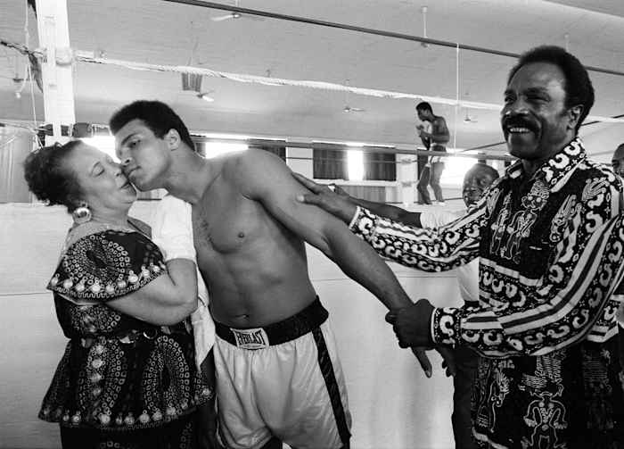 1974-Muhammad-Ali-mother-Odessa-father-Cassius-079008709.jpg