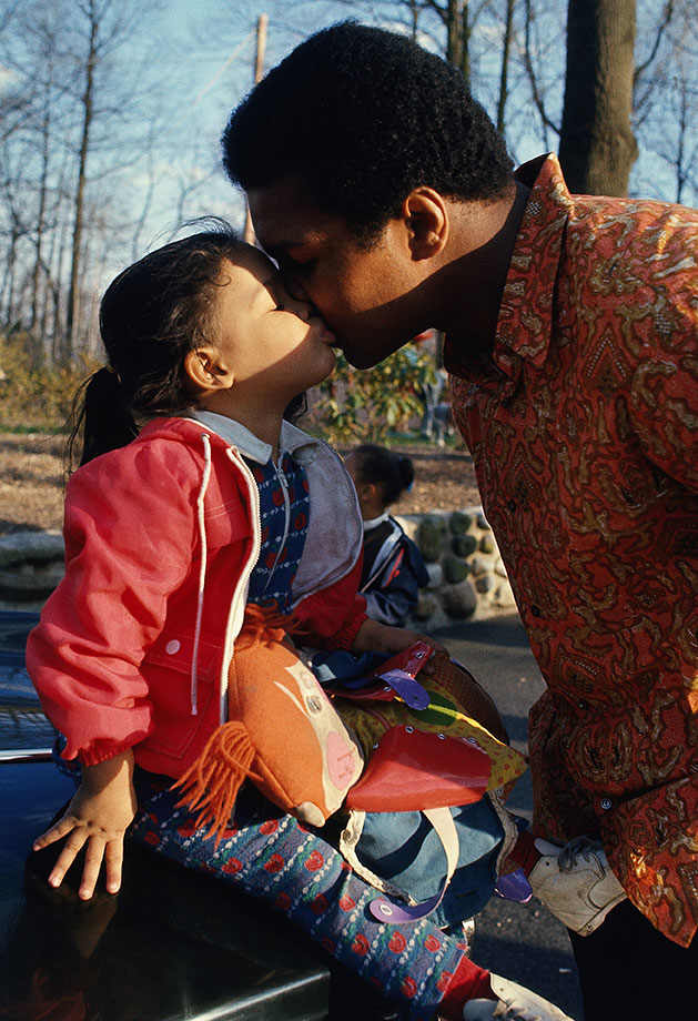 1973-Muhammad-Ali-kissing-daughter-Jamillah-014473439.jpg