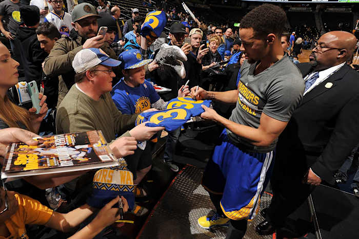 Stephen-Curry-fans.jpg