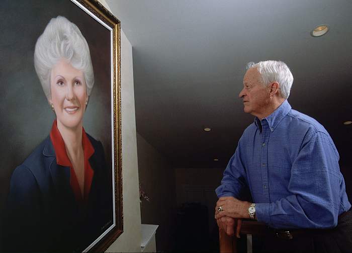 2002-Gordie-Howe-portrait-wife-colleen-001261647.jpg