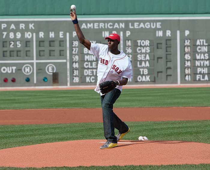 2009-0425-Usain-Bolt-Boston-Red-Sox-first-pitch-ophc-59933.jpg