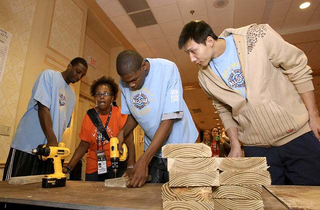 Kevin Durant, Jeff Green and Yi Jianlian
