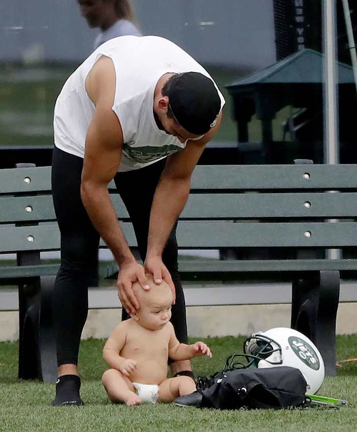 2016-0728-New-York-Jets-training-camp-Eric-Decker-son.jpg