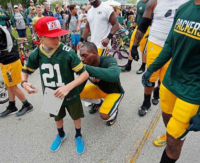 2016-0728-Green-Bay-Packers-training-camp-Ha-Ha-Clinton-Dix-fan.jpg
