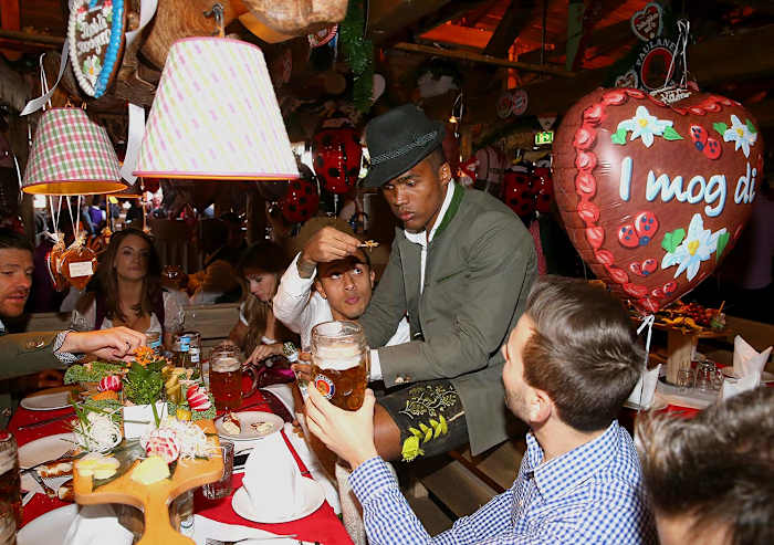 Douglas-Costa-Oktoberfest-490649630.jpg