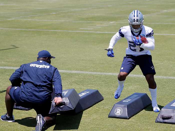ezekiel-elliott-hamstring-practice.jpg