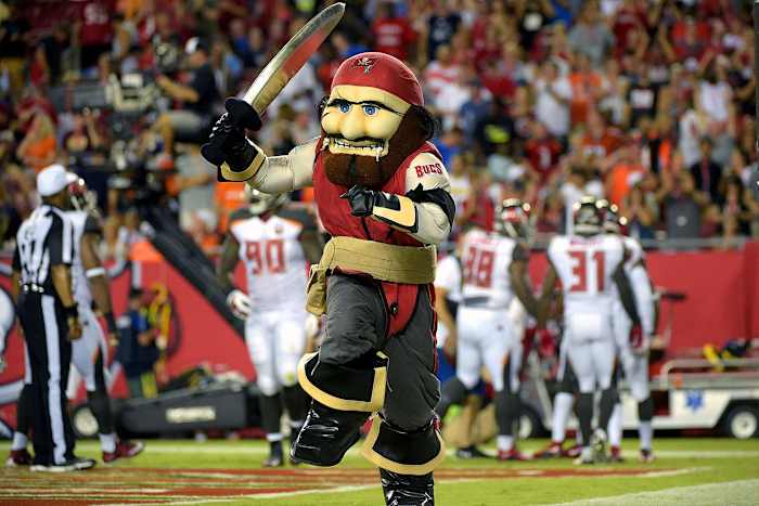 Tampa-Bay-Buccaneers-mascot-Captain-Fear.jpg