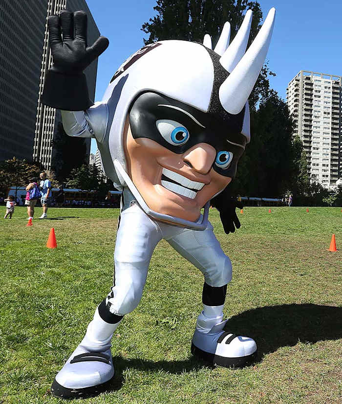 Oakland-Raiders-mascot-Raider-Rusher.jpg