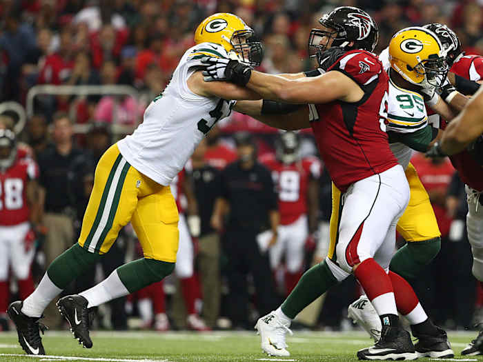 alex-mack-falcons-packers-block.jpg