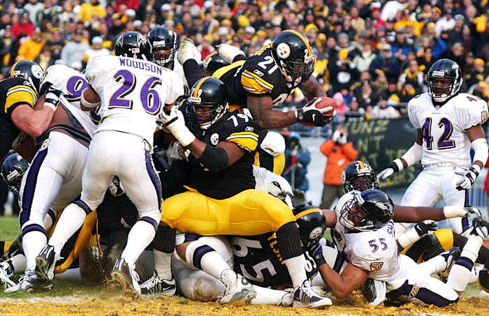 Amoz Zeroue zeroes in on the end zone in a divisional round playoff game in January 2002.