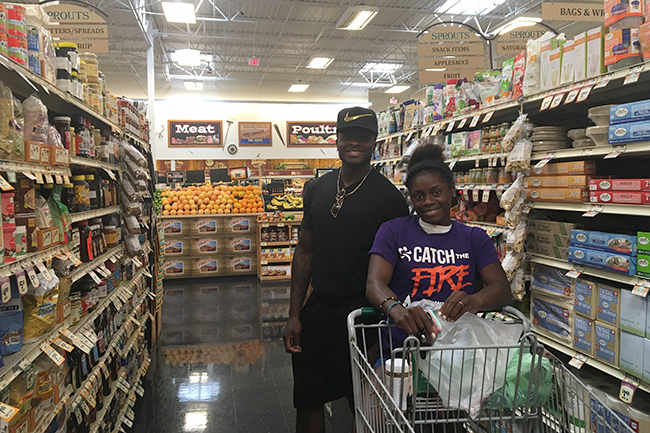 Marquise and Morgan grocery shop and eat together as they work their way toward Rio.