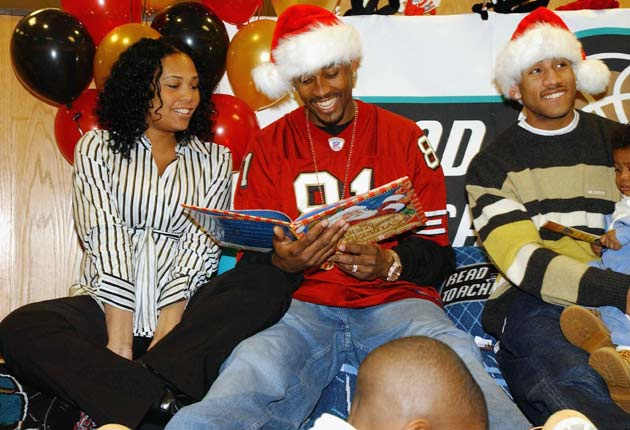 Sherra and Lorenzen Wright (far left and center) at a Grizzlies holiday event in 2003.
