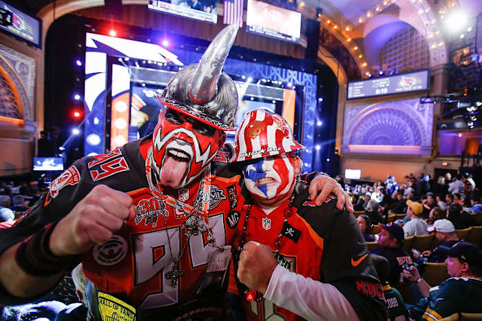 2015-NFL-draft-fans-1.jpg