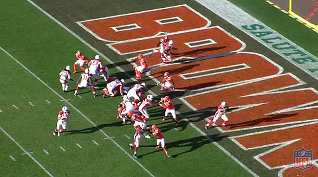 On 3rd-and-1, the Browns ’backers all bit on play action, leaving Niklas wide open for the touchdown pass from Palmer.