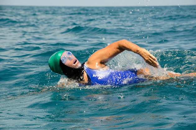 Nyad in her silicon jellyfish mask, which means she had to lift her head very high to breathe. It took months of training to be able to swim with it and always caused duress.
