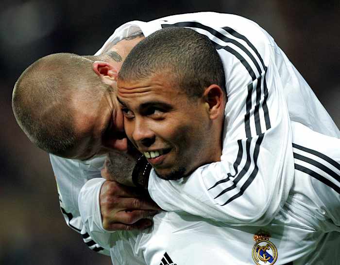 2004-1128-David-Beckham-Ronaldo.jpg