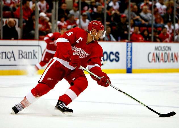 Nick-Lidstrom-skating-shamus.jpg