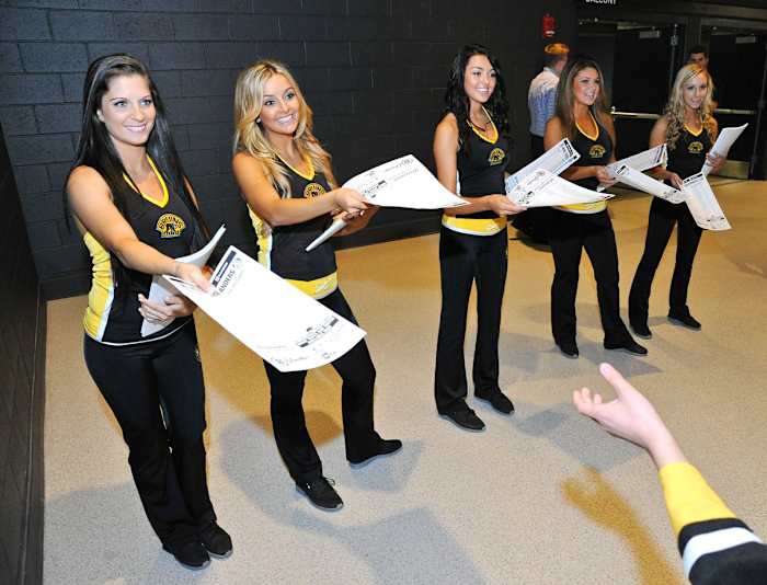Boston-Bruins-Ice-Girls-147140930031_Islanders_at_Bruins.jpg