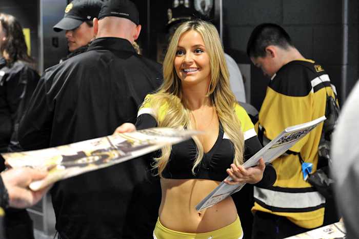 Boston-Bruins-Ice-Girls-147141023036_Islanders_at_Bruins.jpg