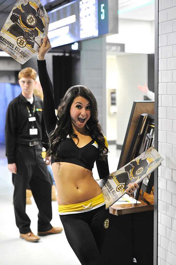 Boston-Bruins-Ice-Girls-147141023042_Islanders_at_Bruins.jpg