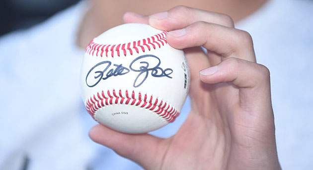 pete-rose-autographed-ball2.jpg