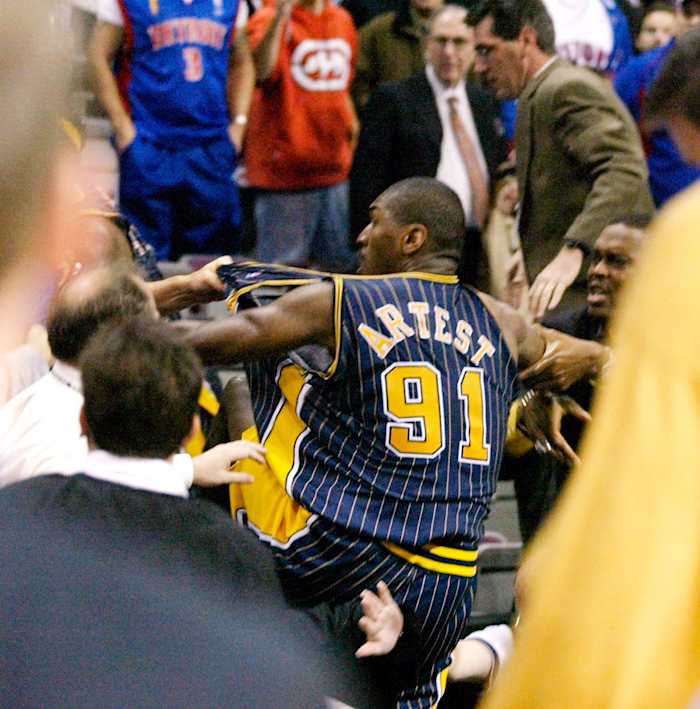 Ron-Artest-fighting-fans(2).jpg