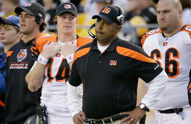 Marvin Lewis (center) and the Bengals have made three straight one-and-done trips to the playoffs.