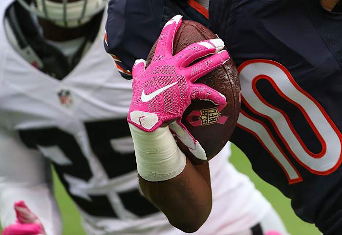 2015-NFL-Pink-October-glove-WIRE000071316.jpg