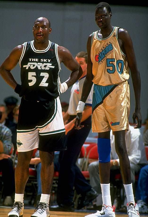 1995-1206-Darryl-Dawkins-Manute-Bol-05307613.jpg