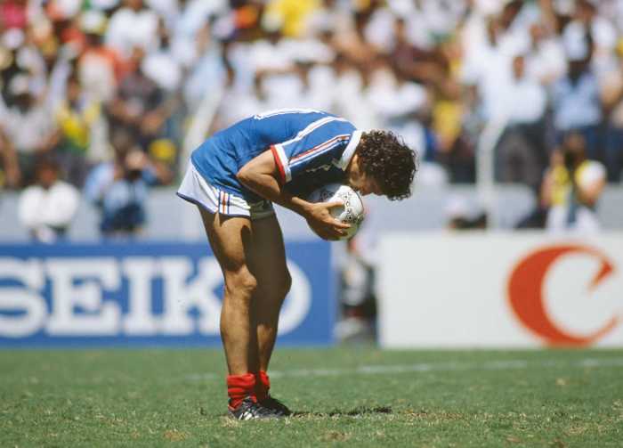 1986-platini-kissing-ball.jpg